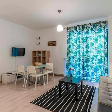 First - Zoliborz 6 דירה